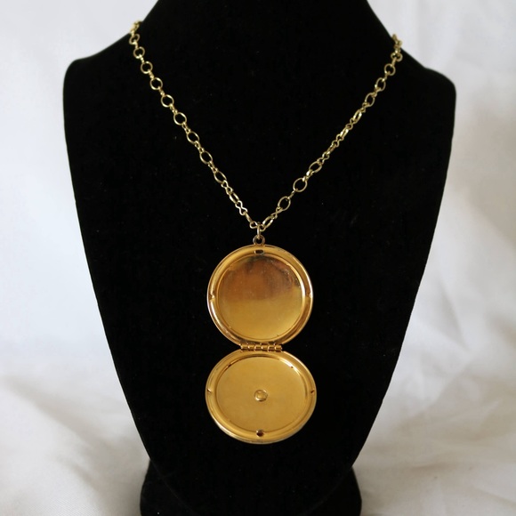 Gold Embossed Vintage Locket - Picture 3 of 5